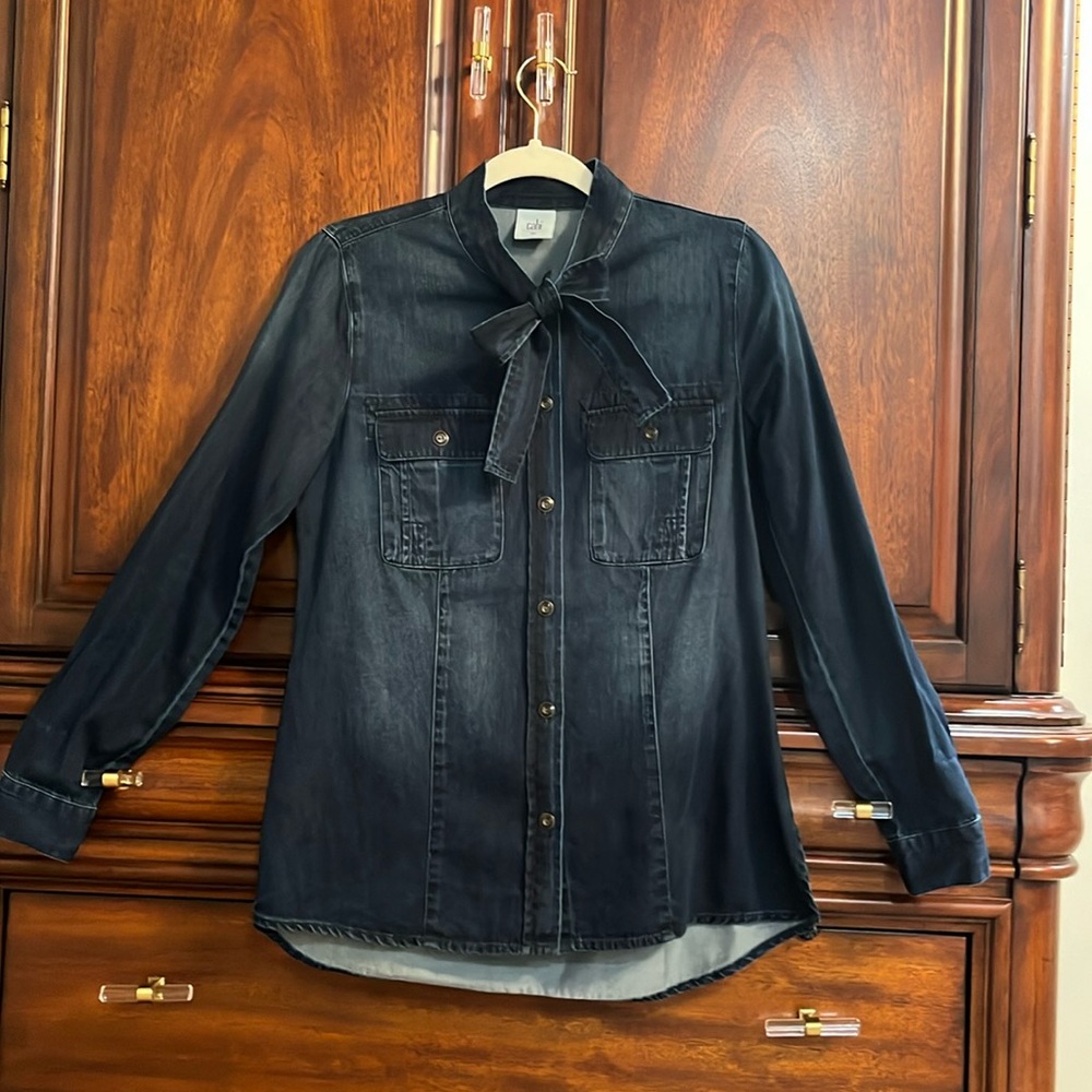 Cabi XS Jean top with tie collar. Can be worn many ways.